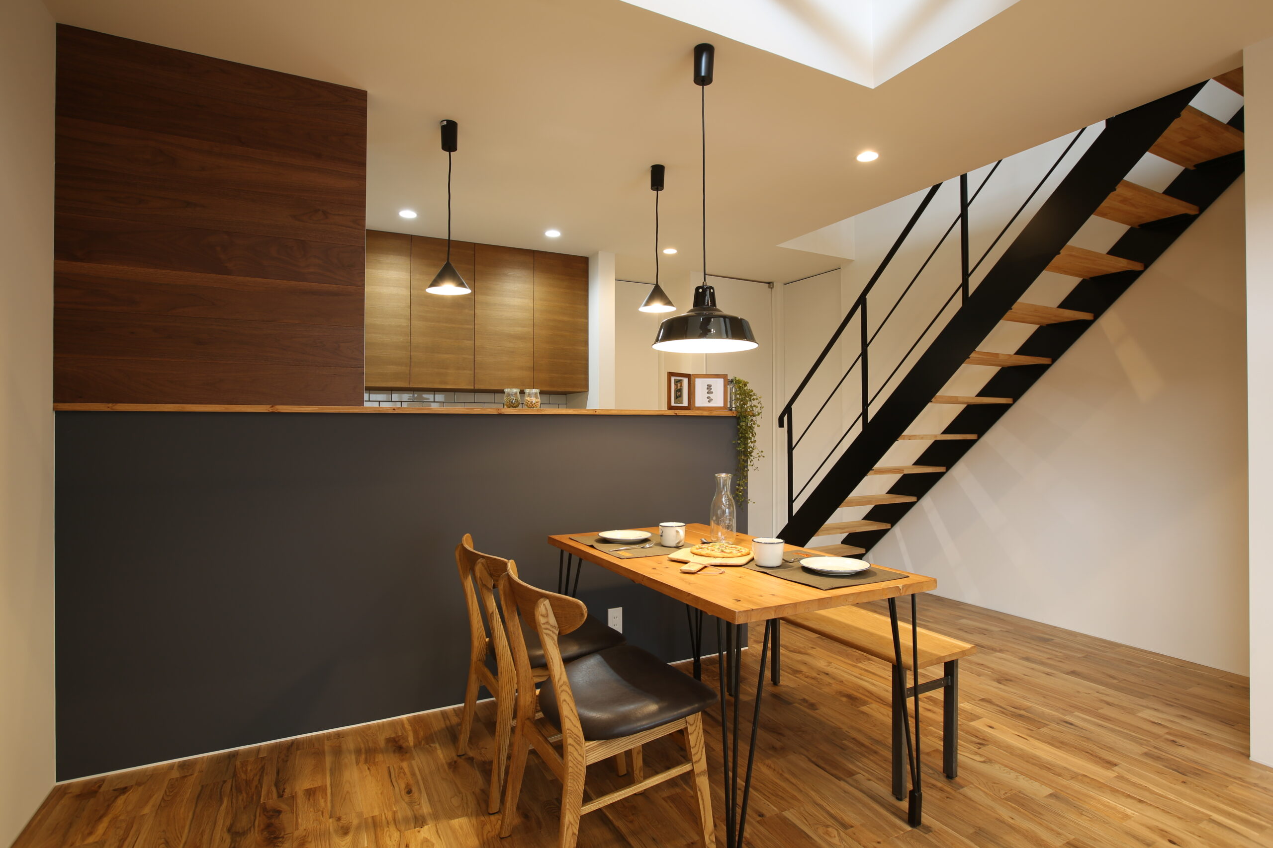 大きな吹き抜けとキャットウォークがある、ネコと暮らす開放的な住まいの室内空間（施工例）