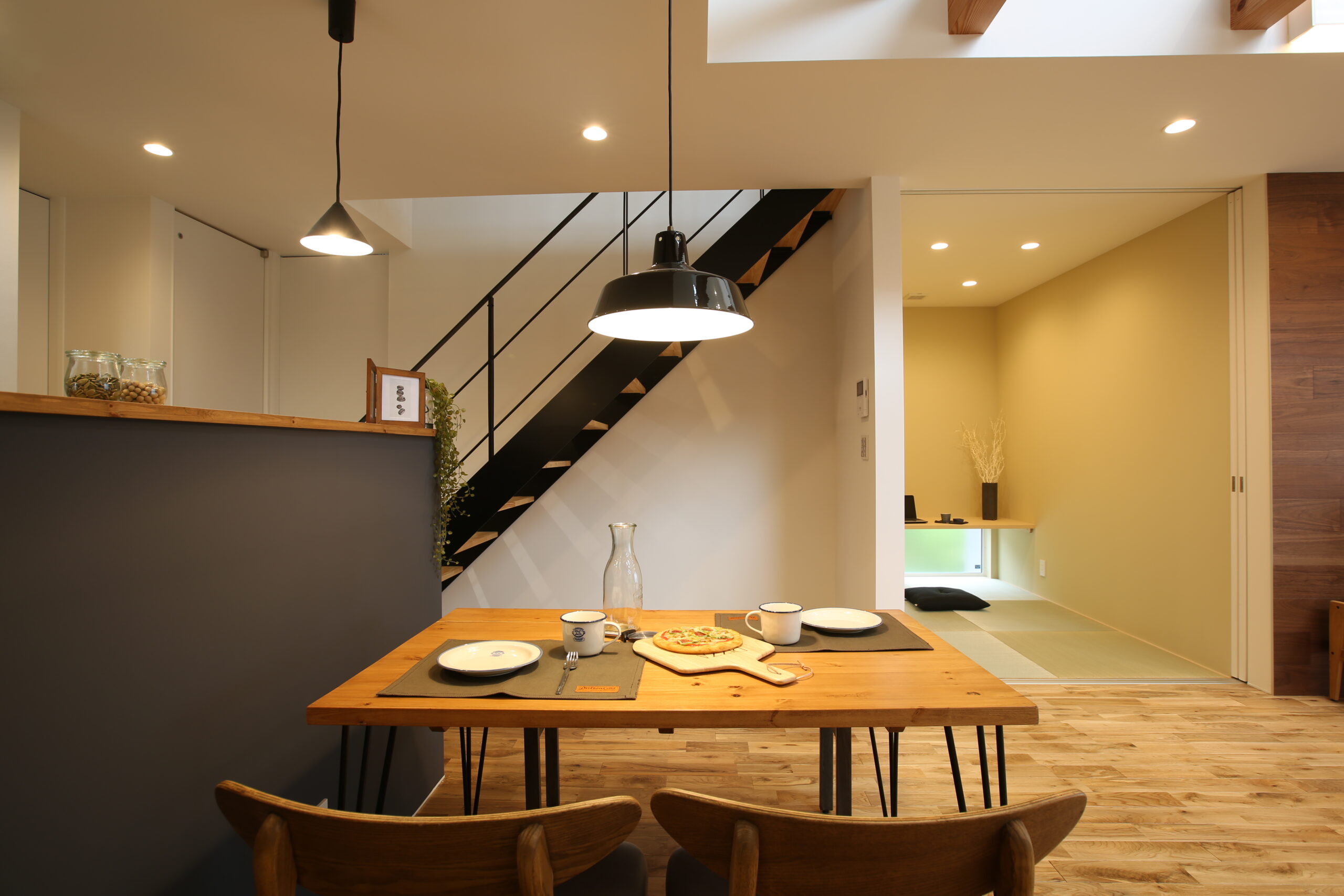 大きな吹き抜けとキャットウォークがある、ネコと暮らす開放的な住まいの室内空間（施工例）