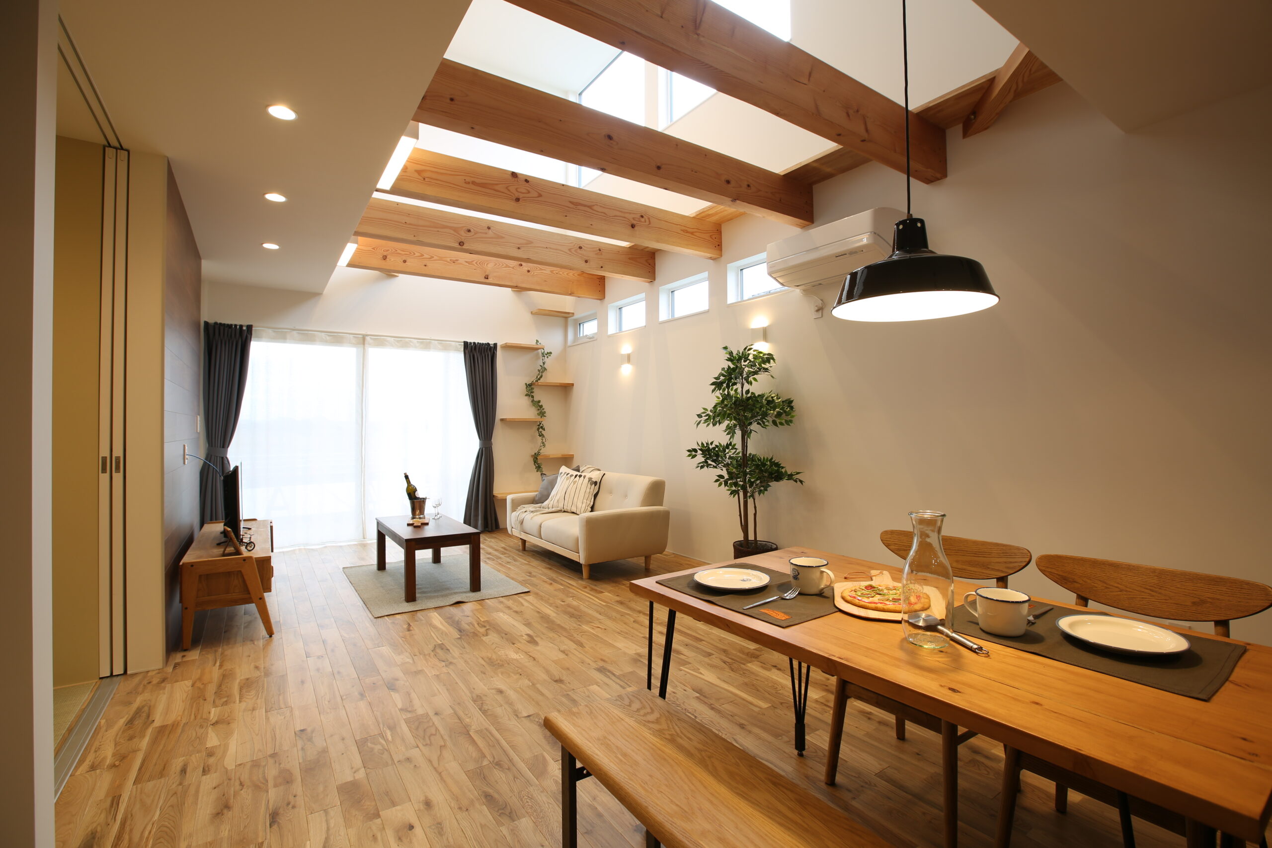 大きな吹き抜けとキャットウォークがある、ネコと暮らす開放的な住まいの室内空間（施工例）