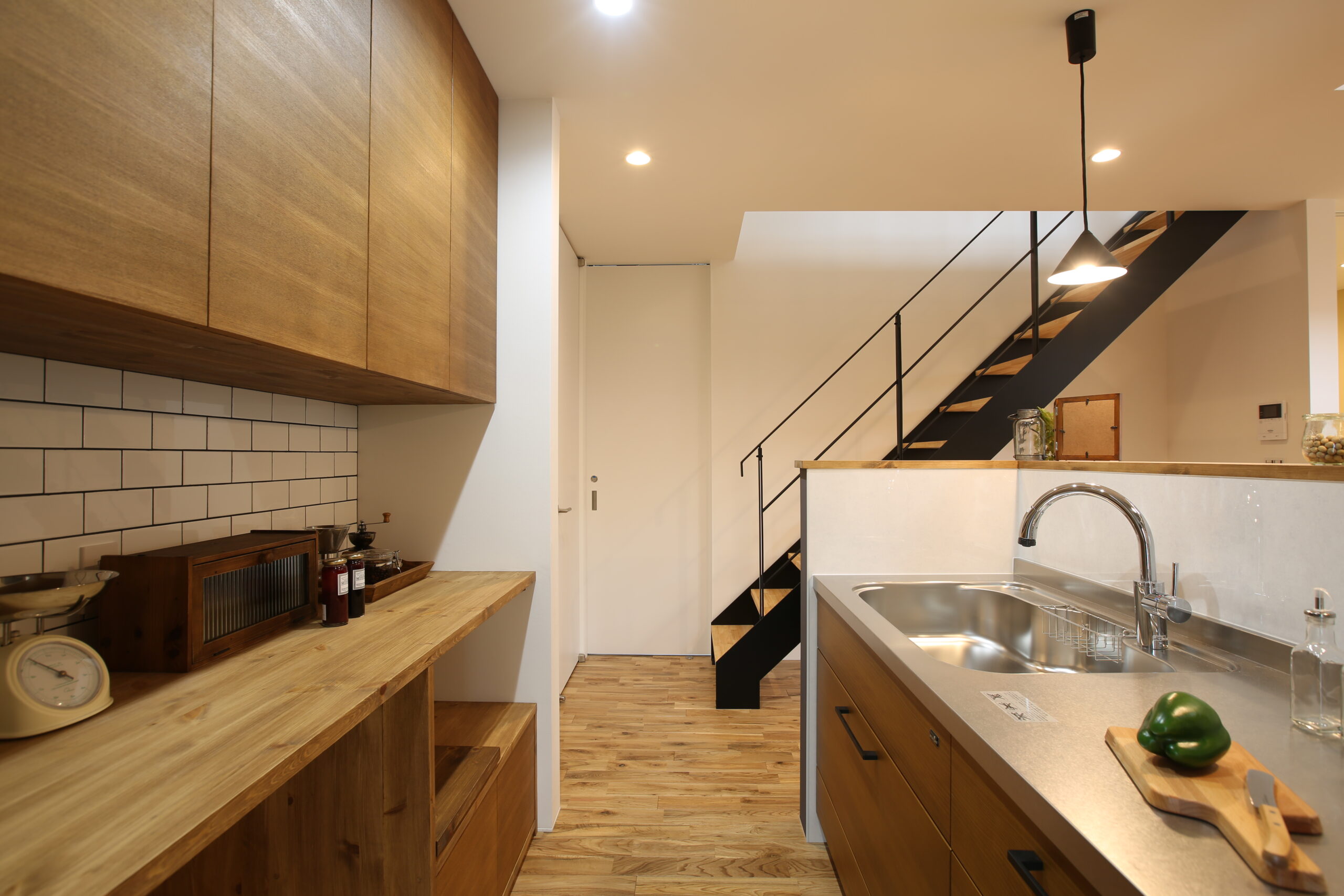 大きな吹き抜けとキャットウォークがある、ネコと暮らす開放的な住まいの室内空間（施工例）