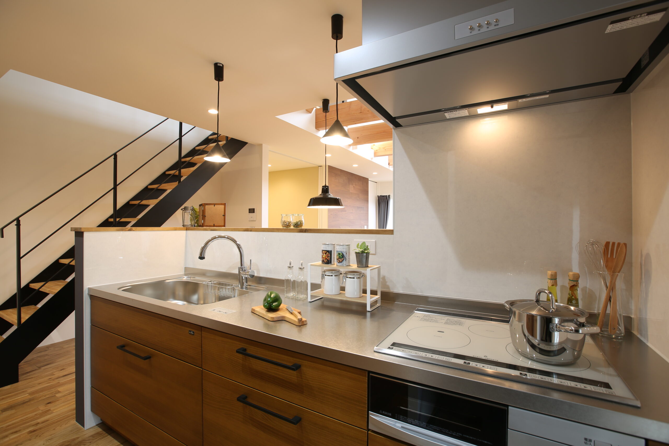 大きな吹き抜けとキャットウォークがある、ネコと暮らす開放的な住まいの室内空間（施工例）