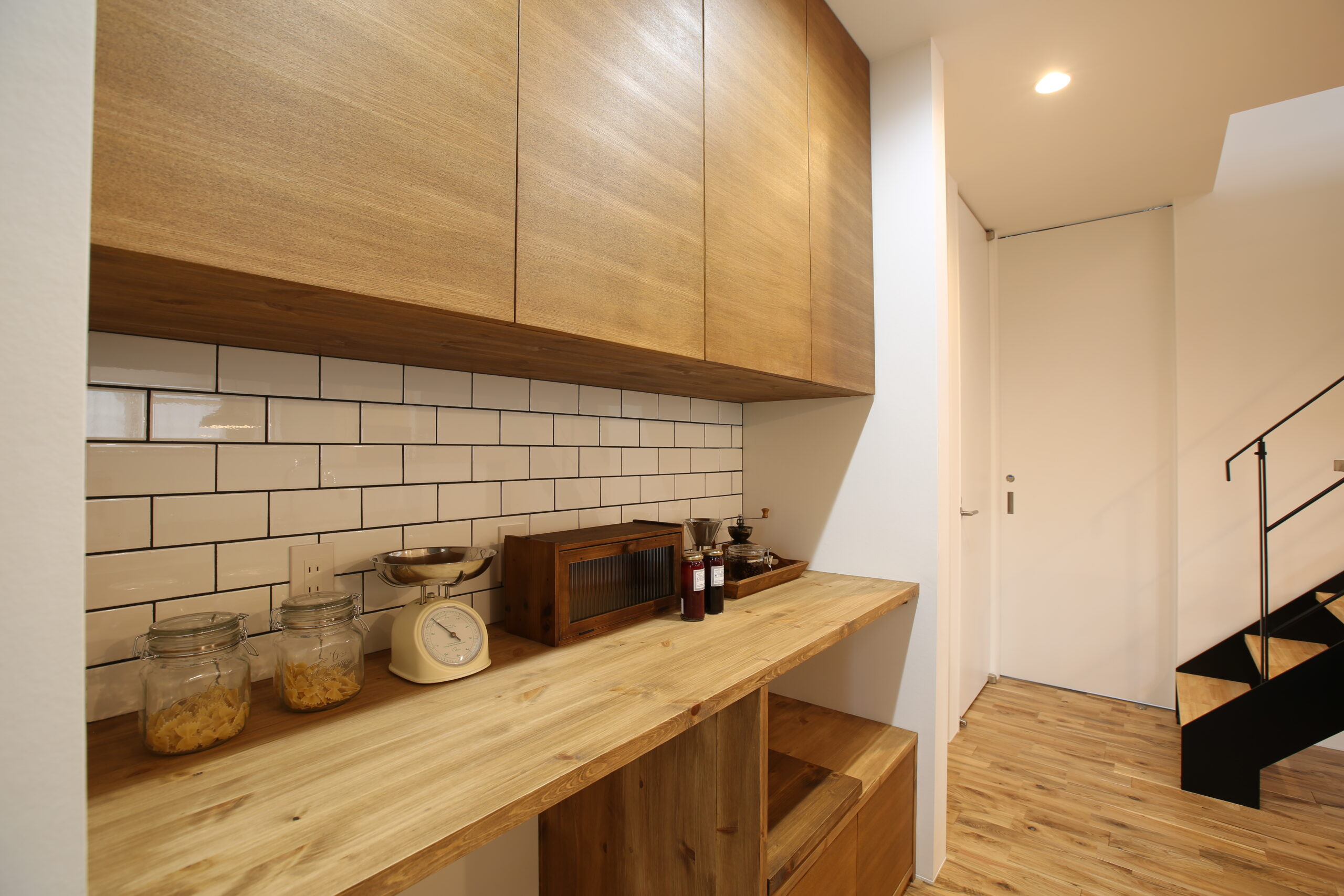 大きな吹き抜けとキャットウォークがある、ネコと暮らす開放的な住まいの室内空間（施工例）