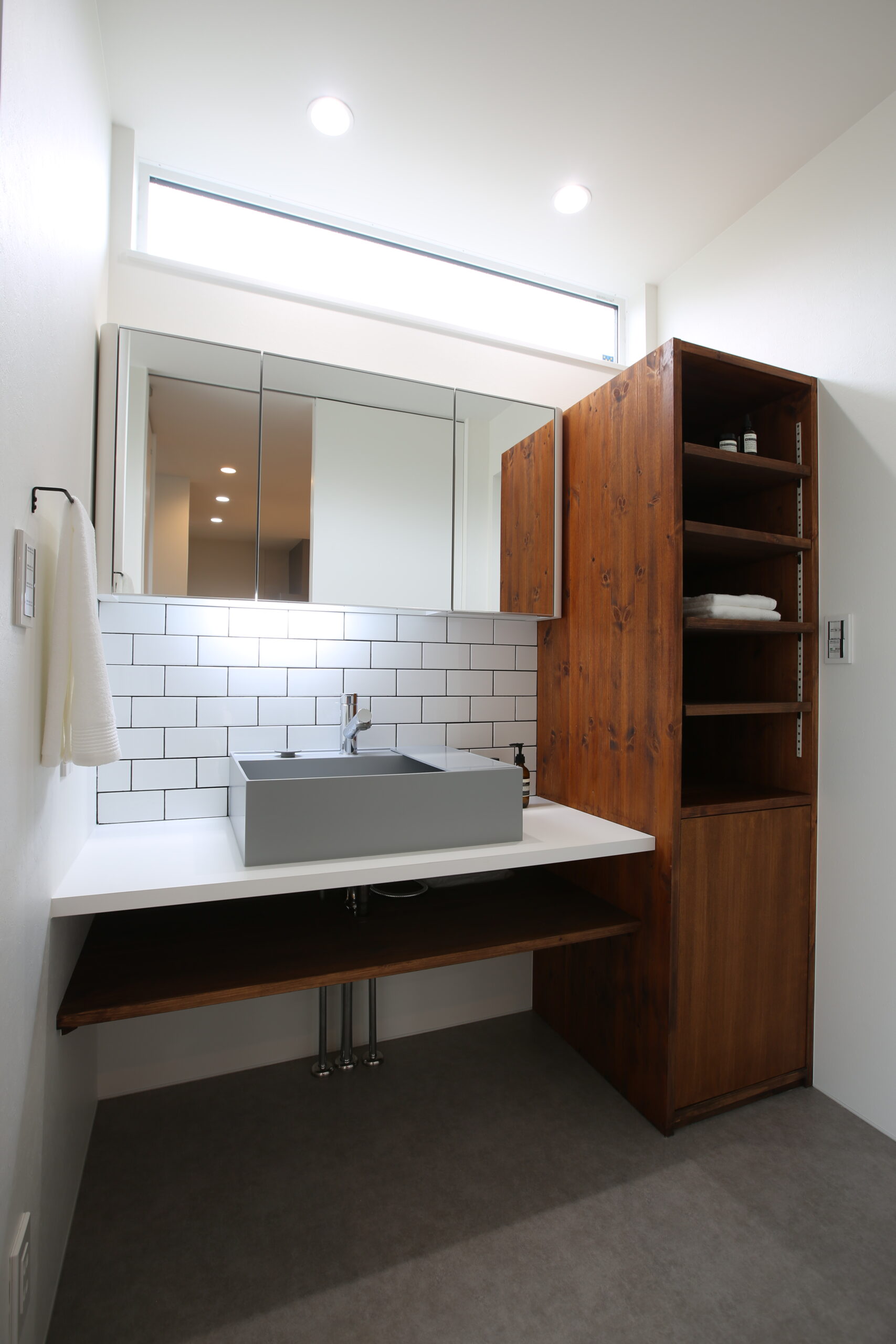 大きな吹き抜けとキャットウォークがある、ネコと暮らす開放的な住まいの室内空間（施工例）