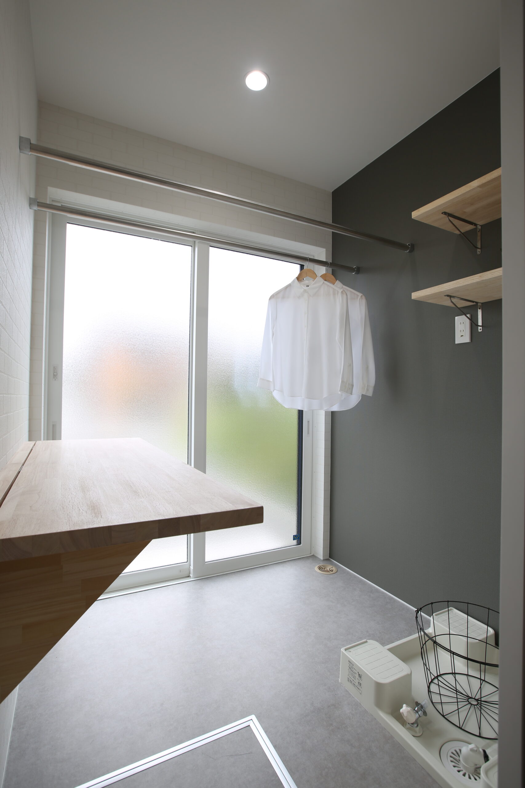 大きな吹き抜けとキャットウォークがある、ネコと暮らす開放的な住まいの室内空間（施工例）