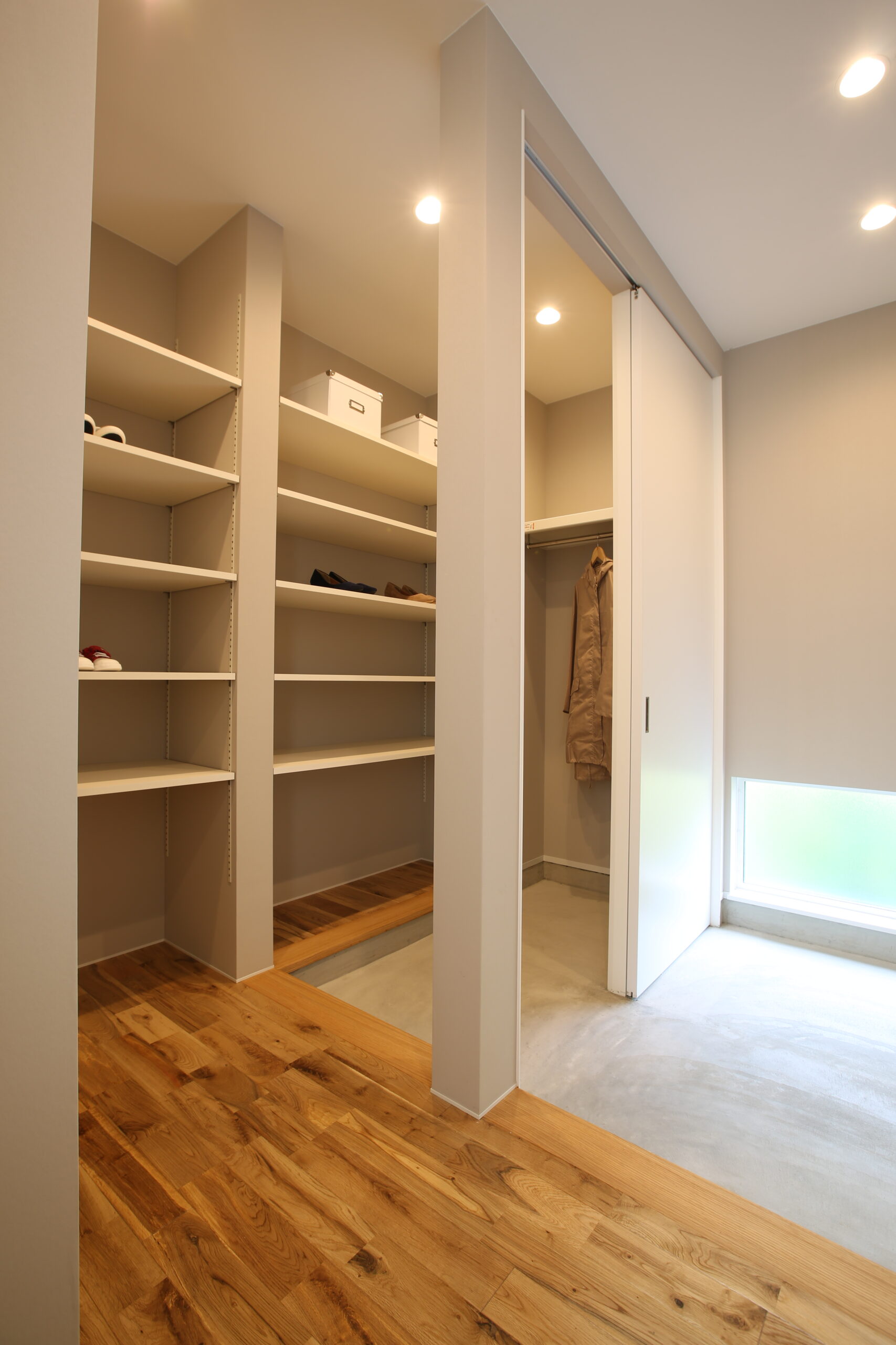 大きな吹き抜けとキャットウォークがある、ネコと暮らす開放的な住まいの室内空間（施工例）