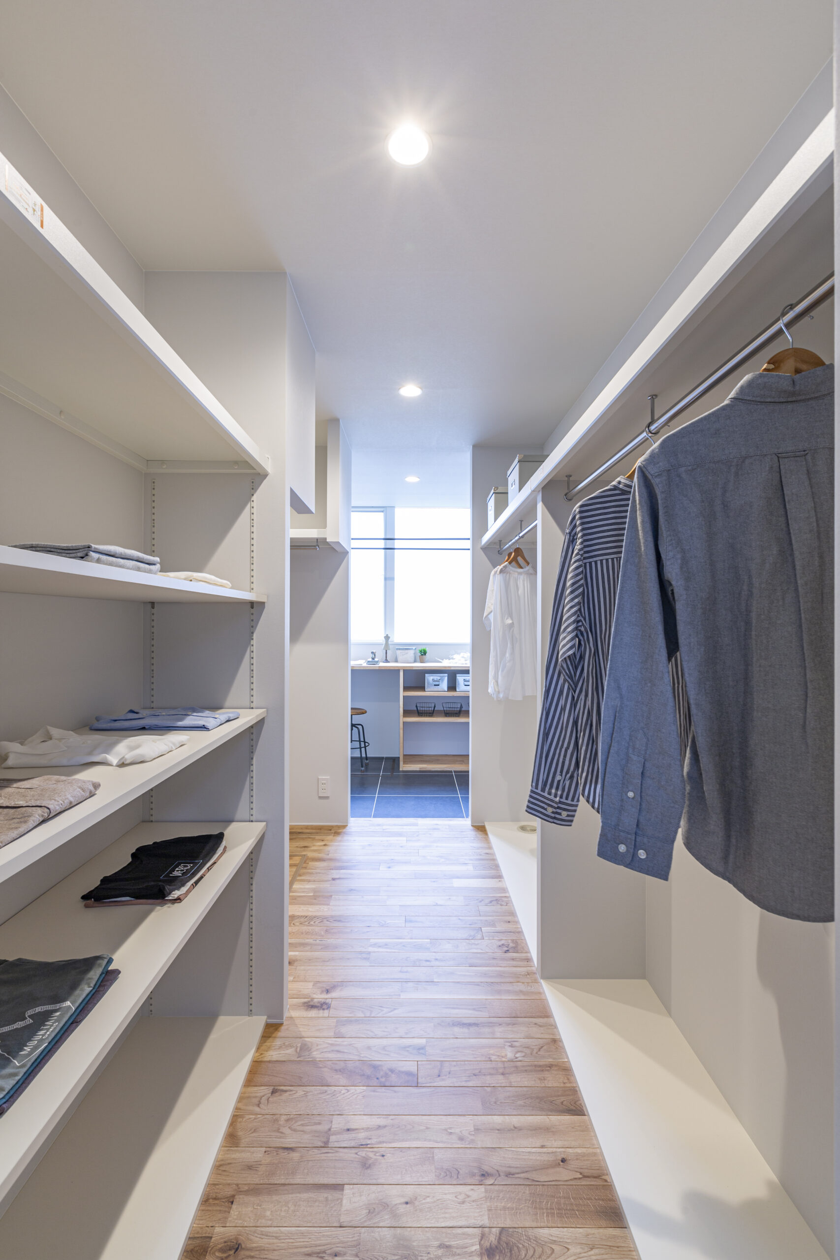 コの字キッチンとセカンドダイニングがある家の室内写真。AVANTIHOMESの施工事例。