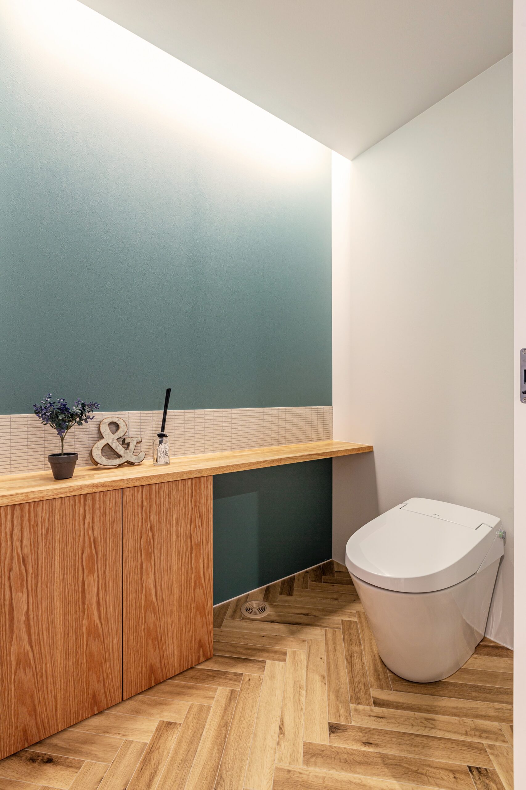 コの字キッチンとセカンドダイニングがある家の室内写真。AVANTIHOMESの施工事例。