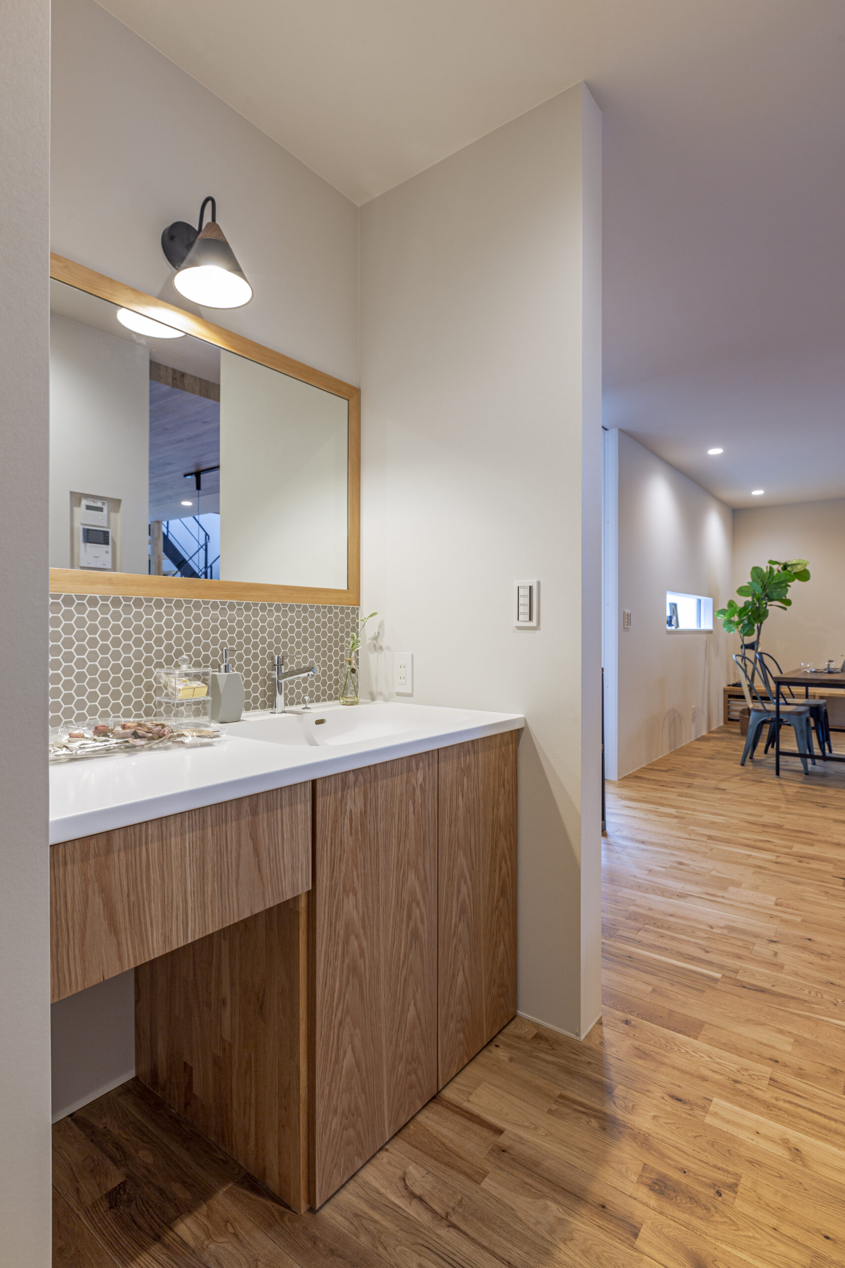 コの字キッチンとセカンドダイニングがある家の室内写真。AVANTIHOMESの施工事例。