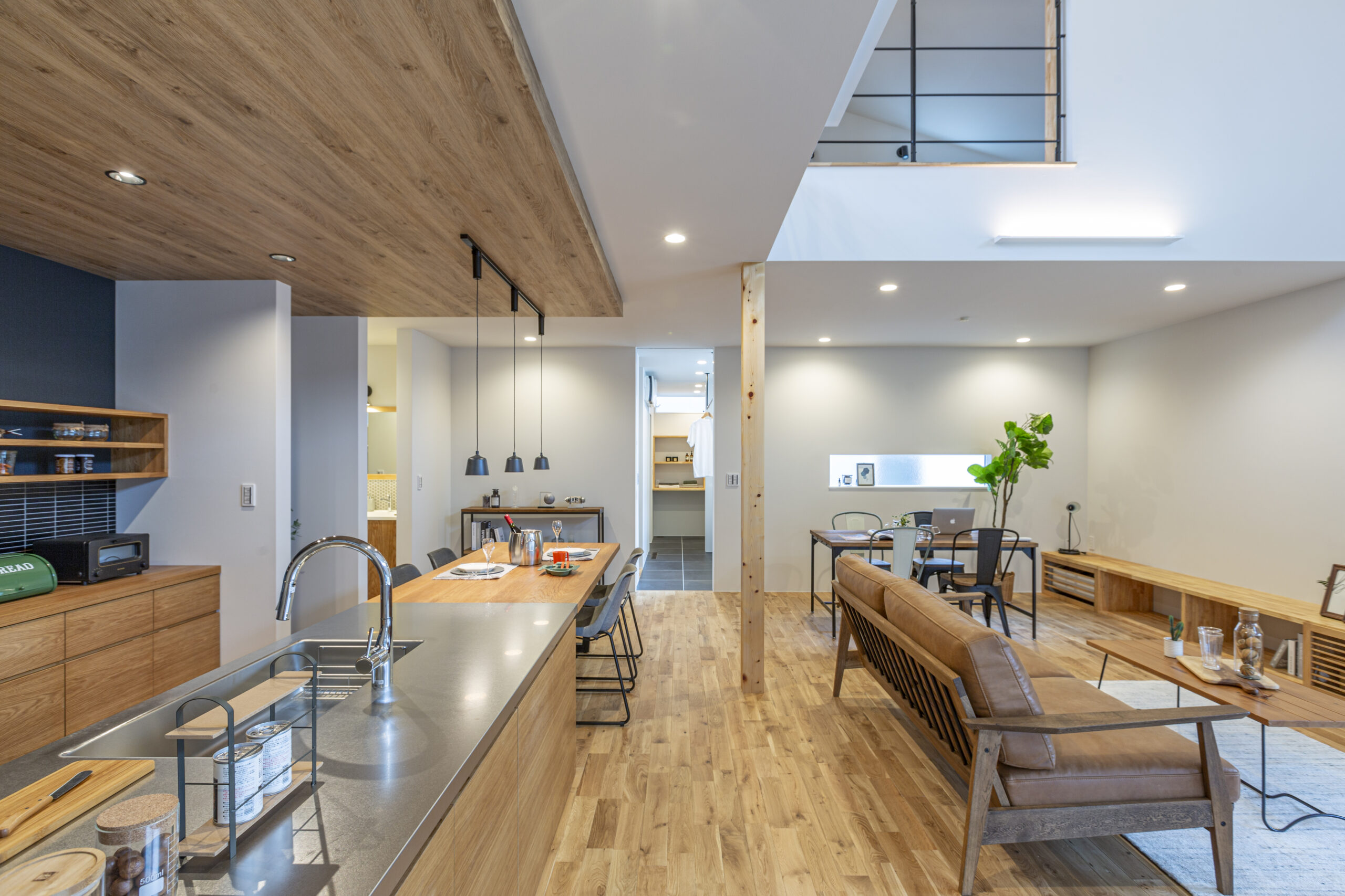 コの字キッチンとセカンドダイニングがある家の室内写真。AVANTIHOMESの施工事例。