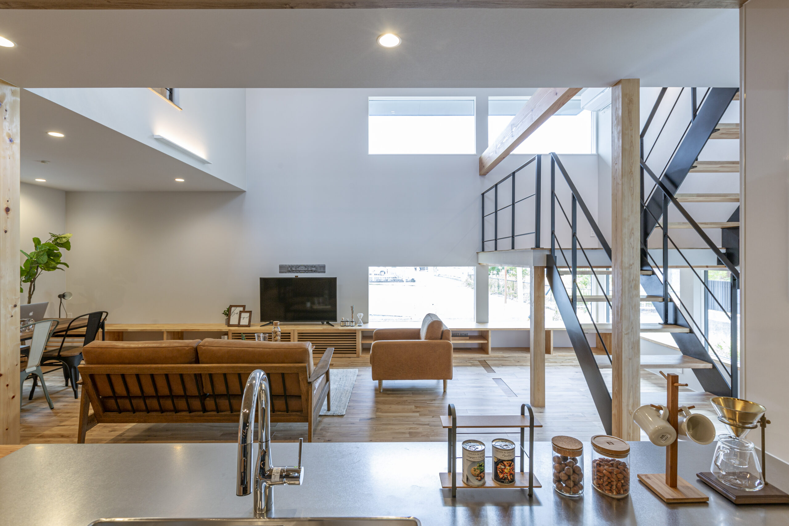 コの字キッチンとセカンドダイニングがある家の室内写真。AVANTIHOMESの施工事例。