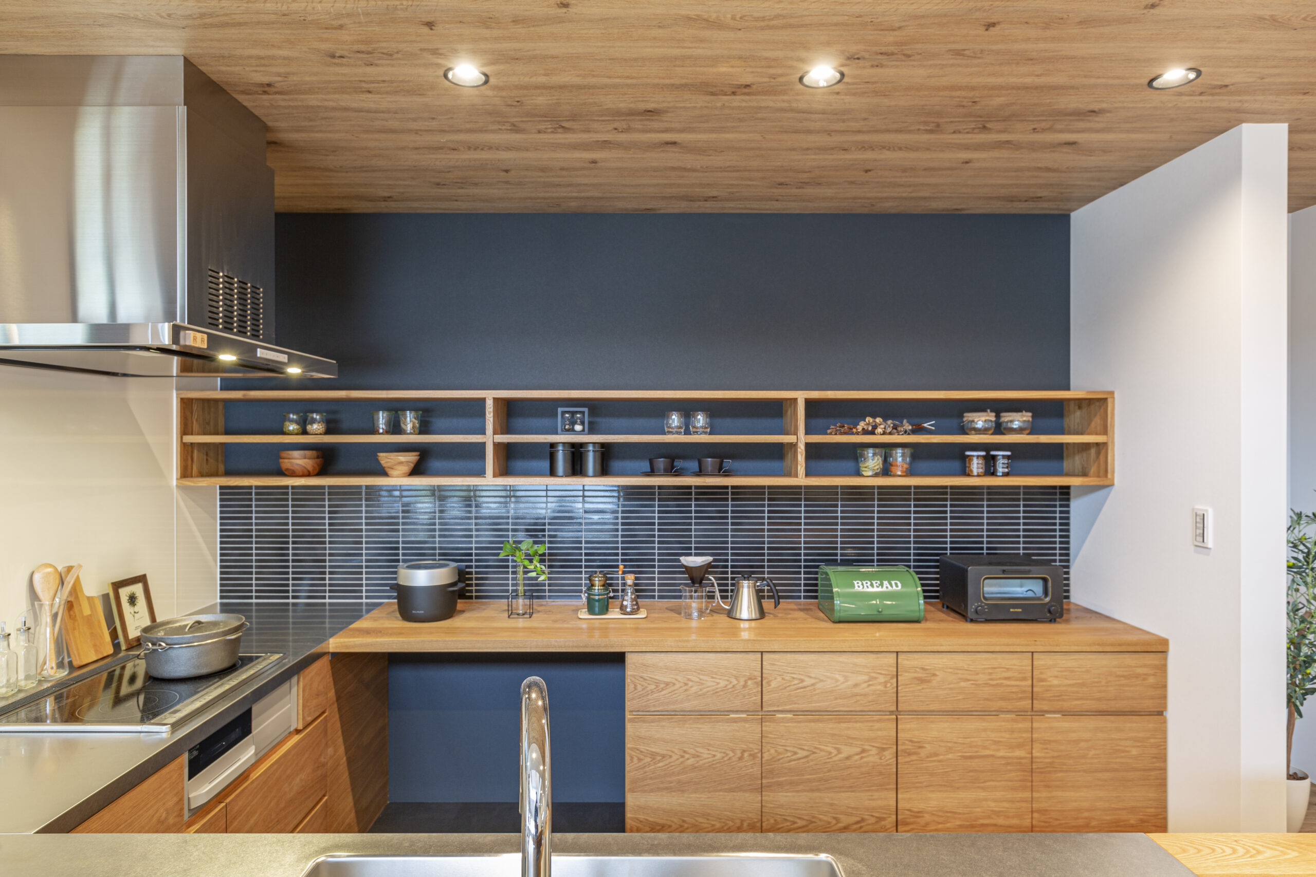 コの字キッチンとセカンドダイニングがある家の室内写真。AVANTIHOMESの施工事例。