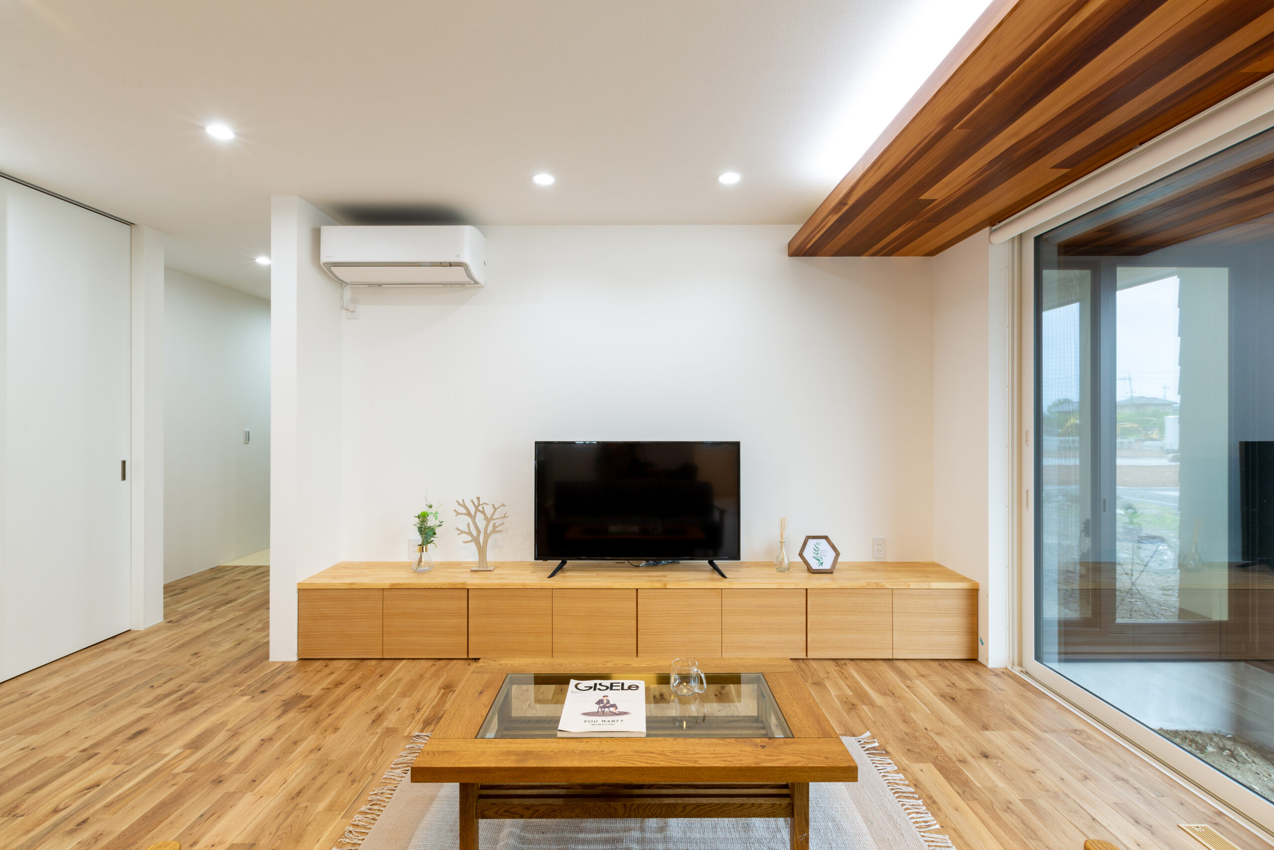 リビングを中心に家中を回遊できる動線設計が魅力の住まいの室内空間（施工例）