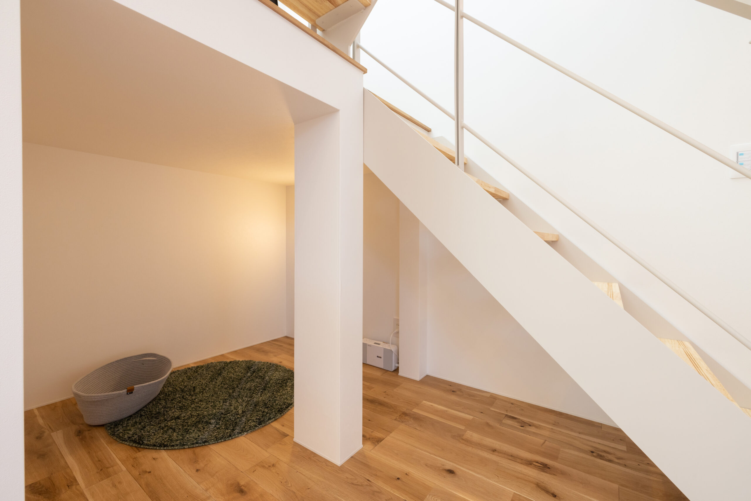 岐阜市 高性能住宅 【二の字型キッチンを中心にした白い家】 くつろぎのヌックスペース