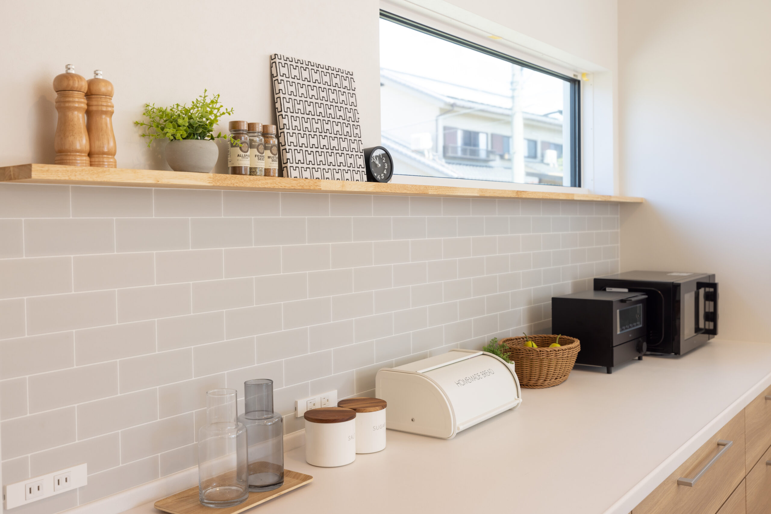 岐阜市 高性能住宅 【二の字型キッチンを中心にした白い家】 オーダーキッチン 木製カウンター