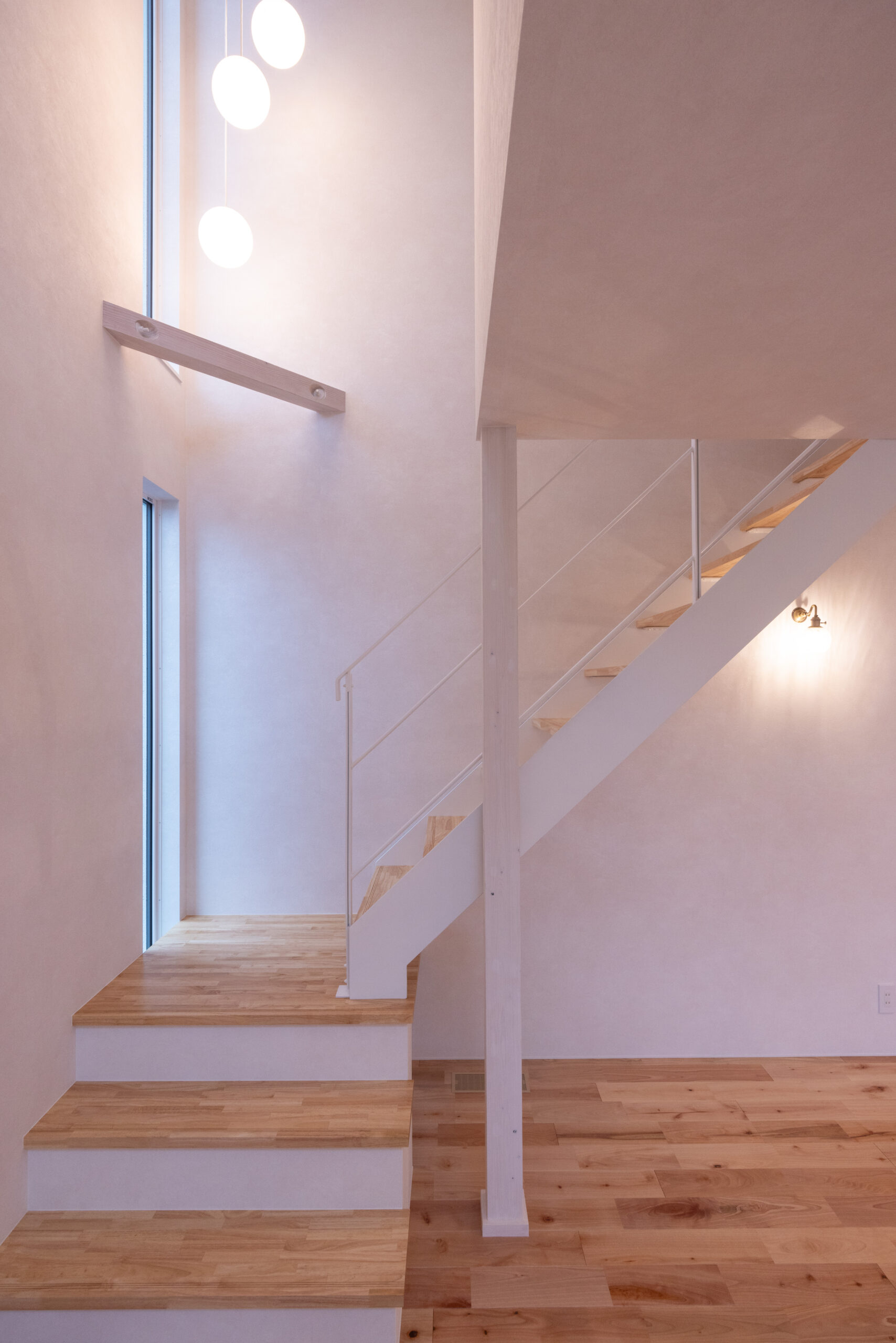 岐阜市 高性能住宅 【大きな吹き抜けを愉しむ三角屋根の家】 木を活かしたナチュラルリビング