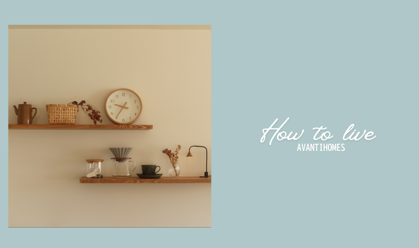 新しい家で見つけたお気に入りの場所。棚に並ぶ雑貨と灯りが心地よい空間