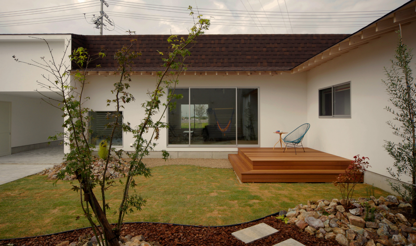 中庭とウッドデッキを備えた自然素材のモデルハウス施工例｜AVANTIHOMES