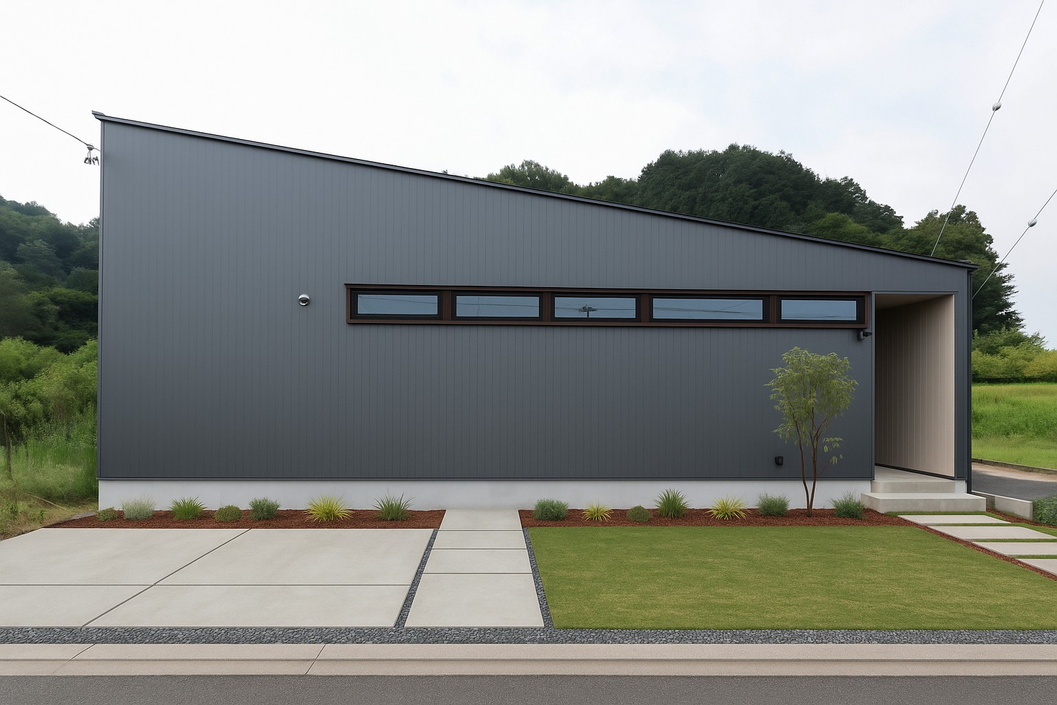 大道からの視線を抑えつつ水平窓で光を取り込む、グレーの外壁が印象的なL字型の平屋外観
