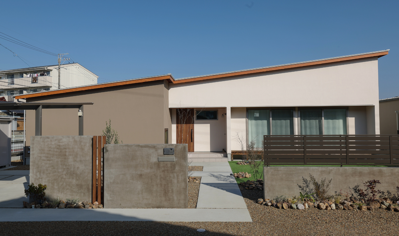 いろいろな居場所が連なる平屋の外観｜中庭とLDKがつながる岐阜市の住まい