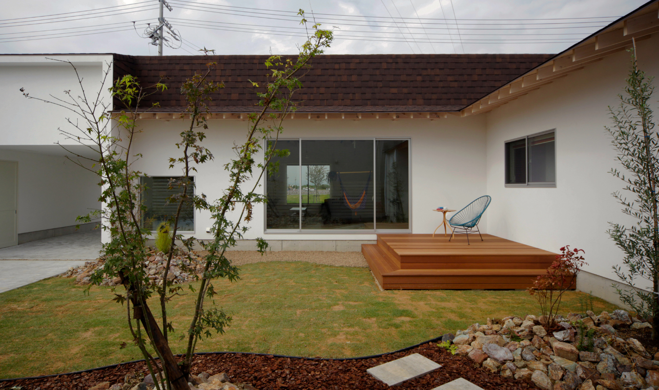 中庭とウッドデッキを備えたおしゃれな自然素材のモデルハウス施工例｜AVANTIHOMES