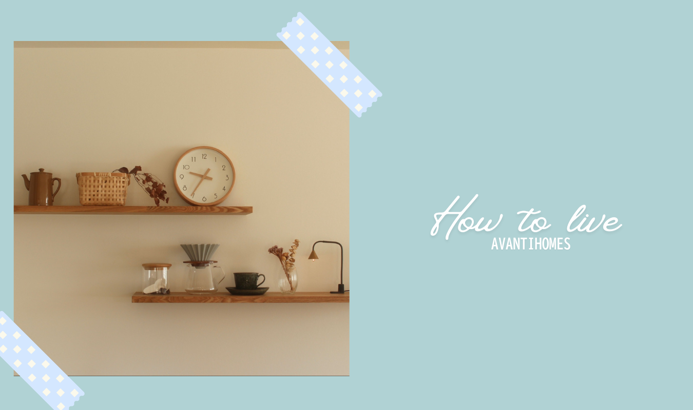 新しい家で見つけたお気に入りの場所。棚に並ぶ雑貨と灯りが心地よい空間