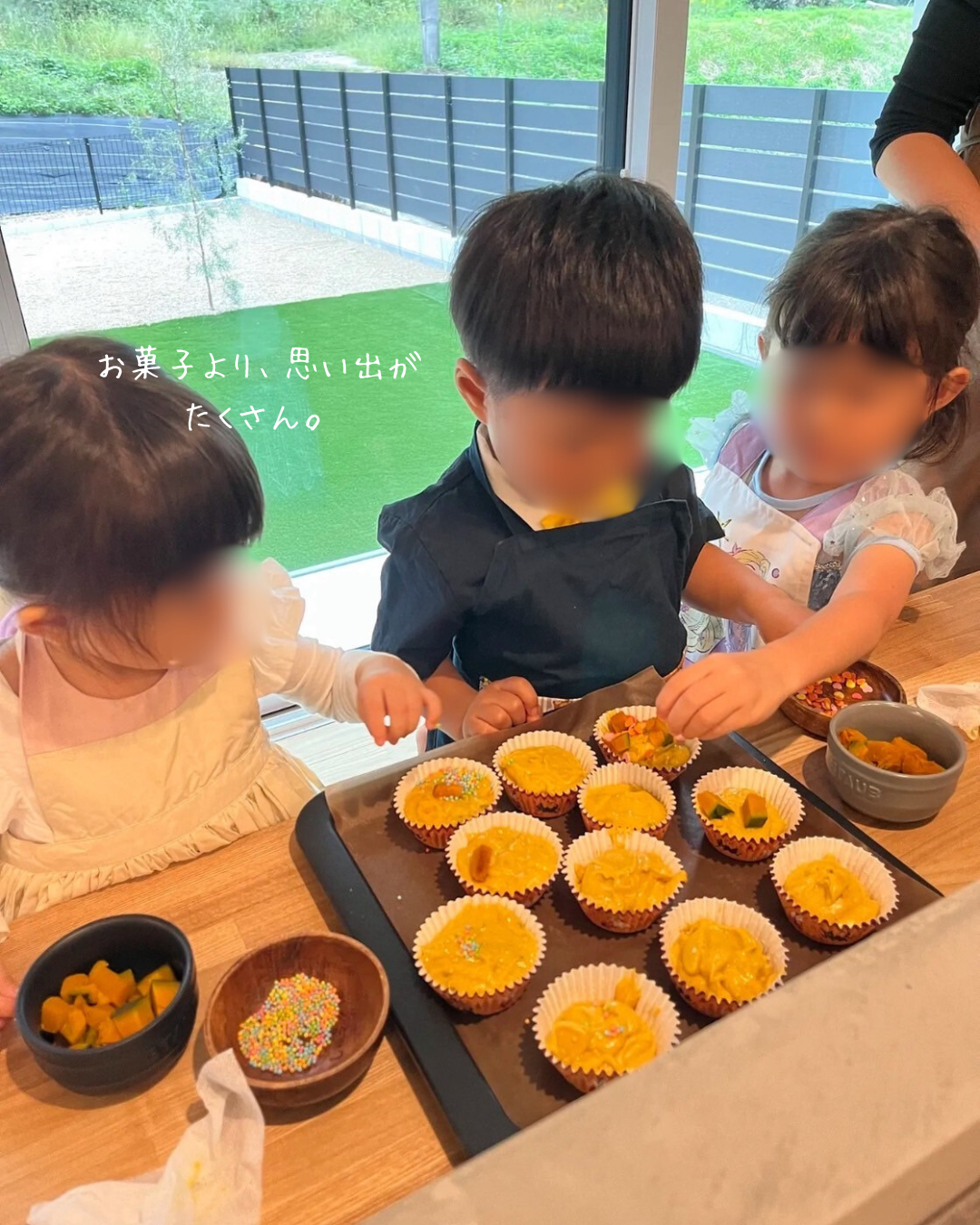 キッチンで友達と一緒にハロウィンのお菓子作りを楽しむ子どもたちの様子