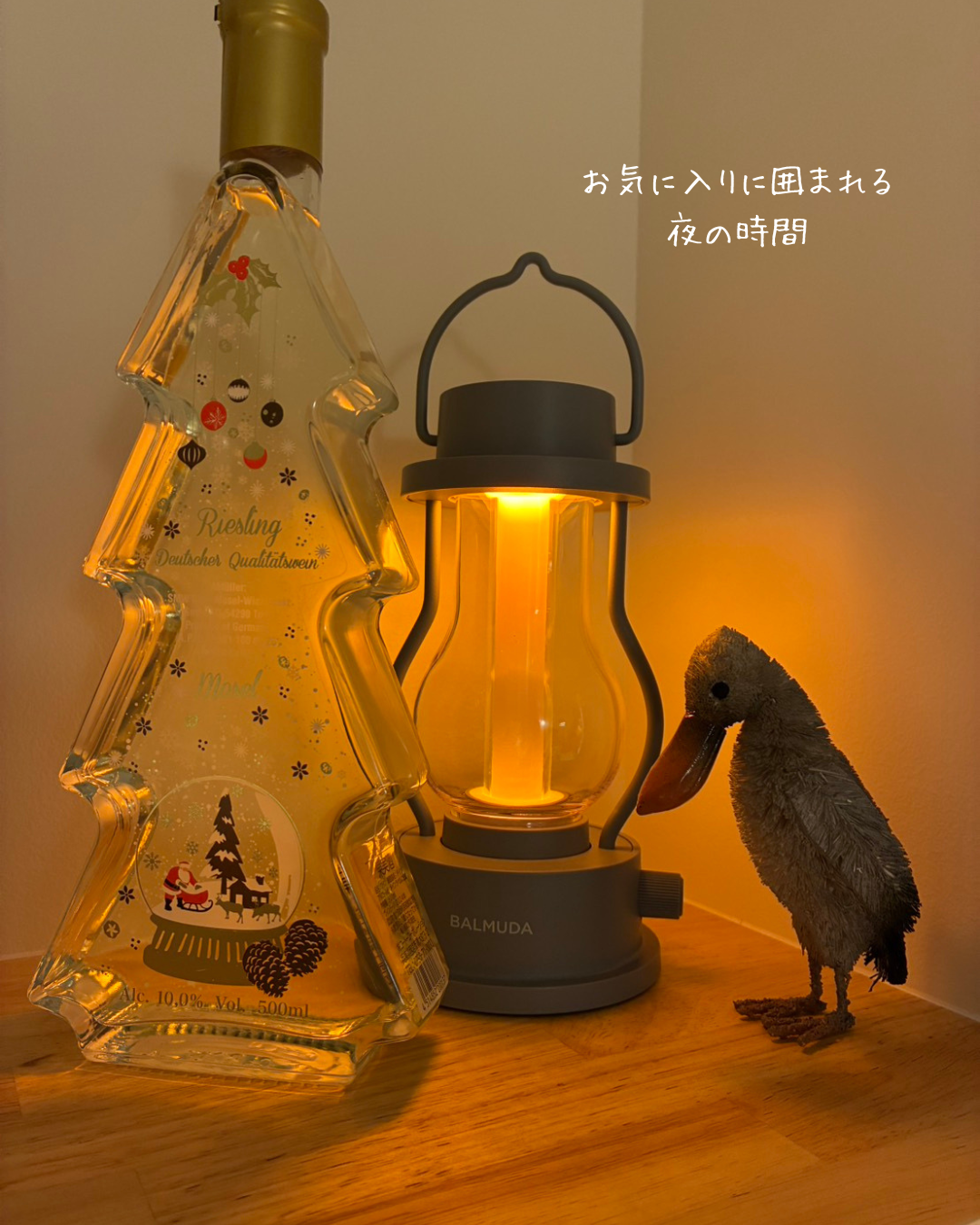 新しい家でお気に入りの照明と雑貨に囲まれ、静かな夜の時間を楽しむ暮らしの風景