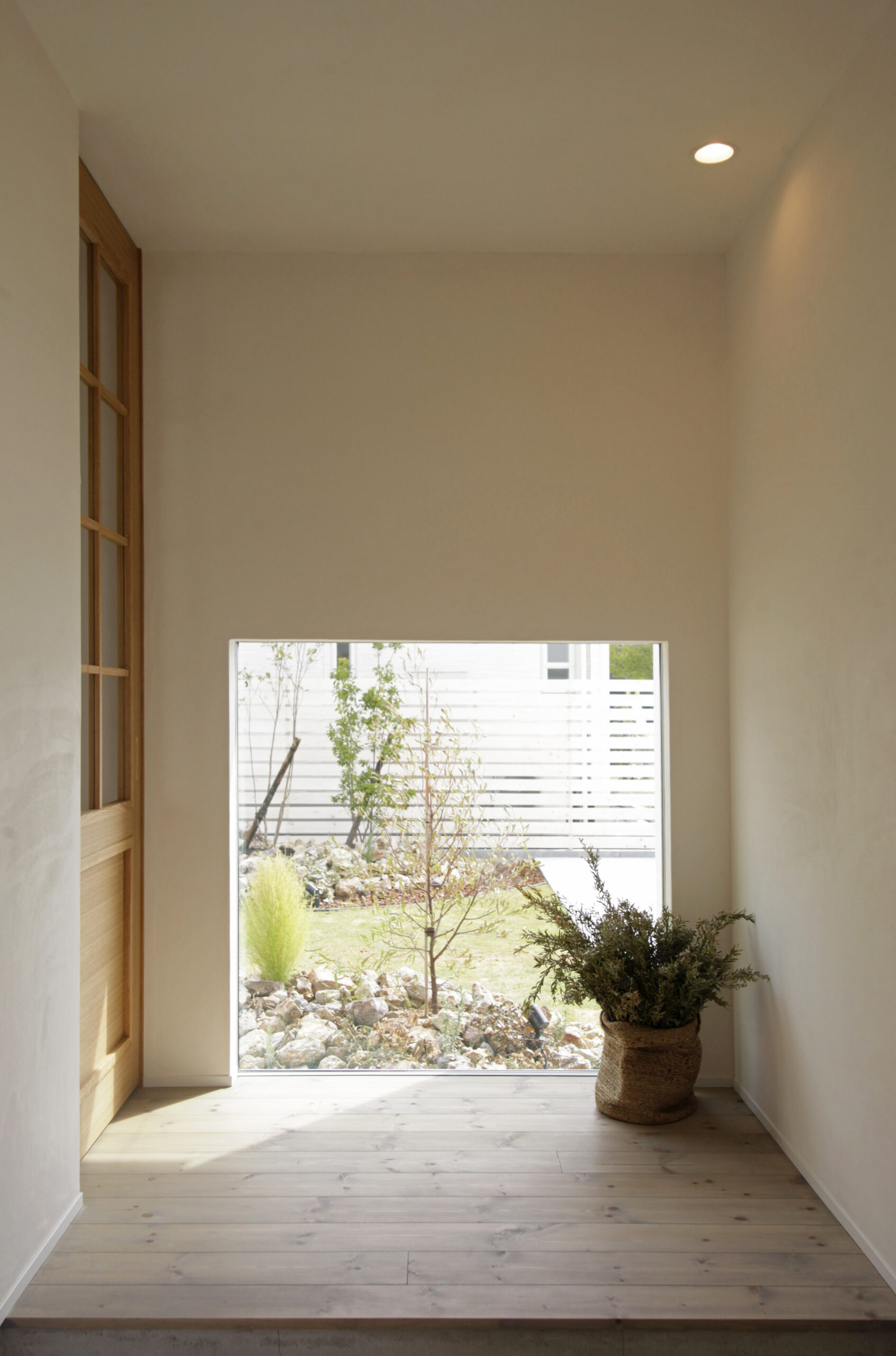 インナーガレージと中庭を備え、自然素材を取り入れたモデルハウスの施工例写真。