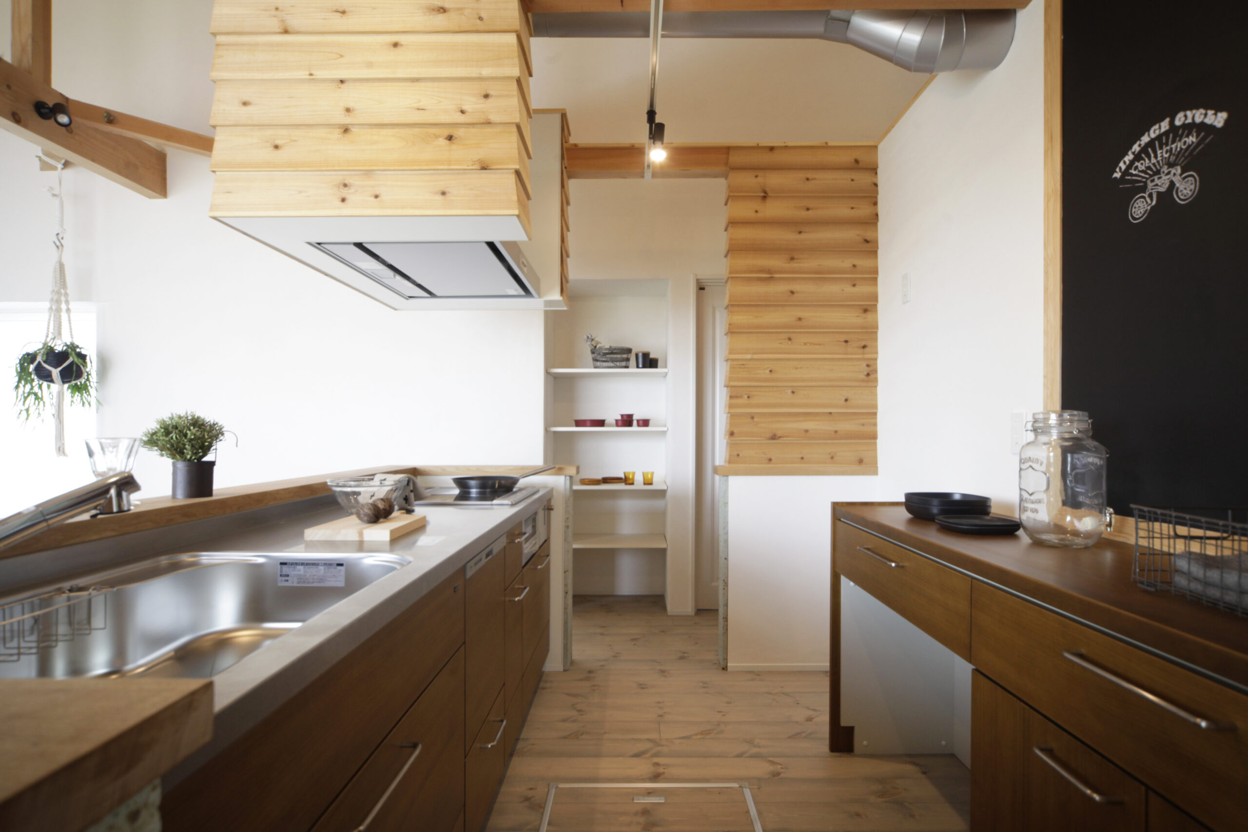 インナーガレージと中庭を備え、自然素材を取り入れたモデルハウスの施工例写真。