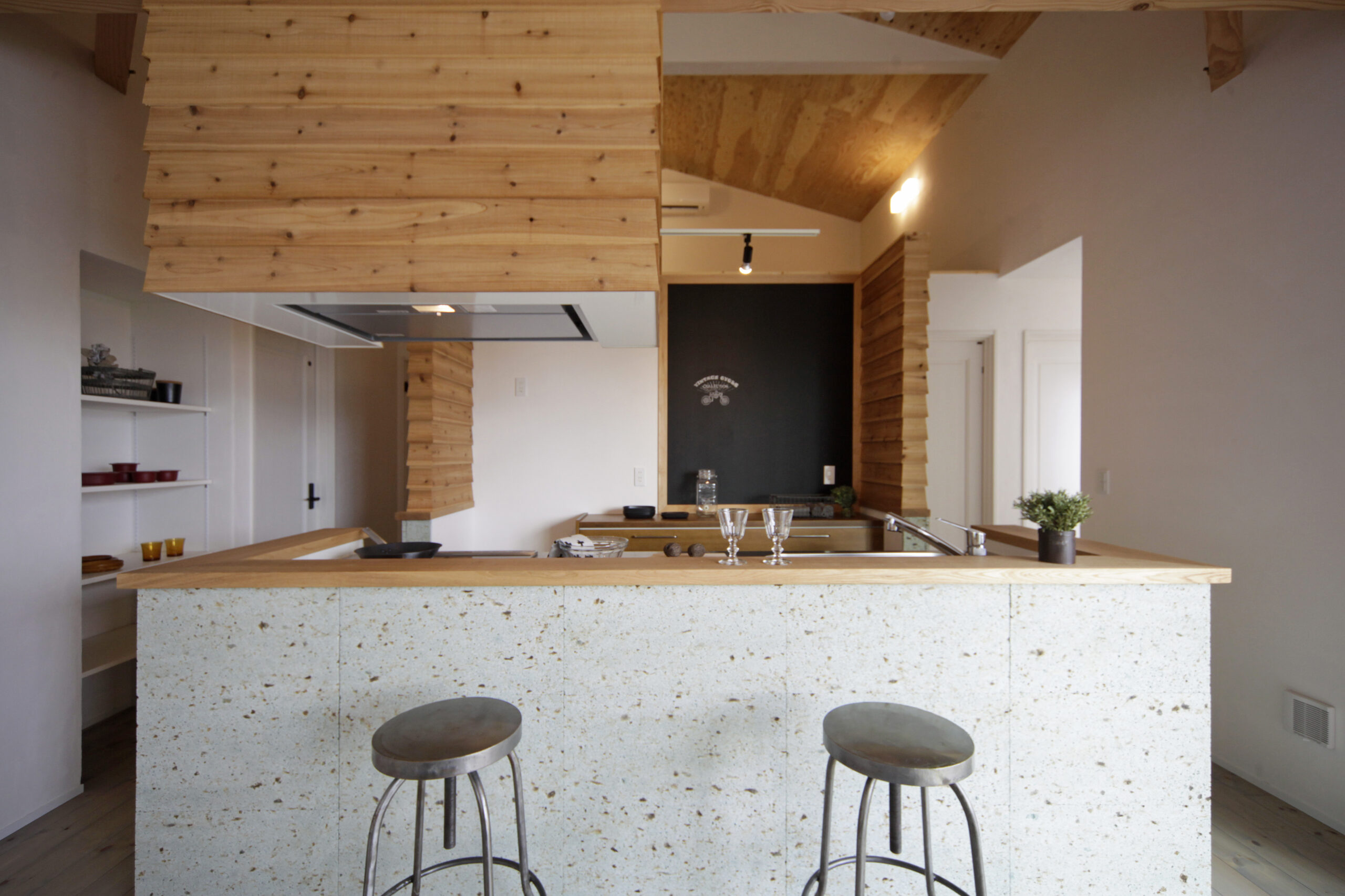 インナーガレージと中庭を備え、自然素材を取り入れたモデルハウスの施工例写真。