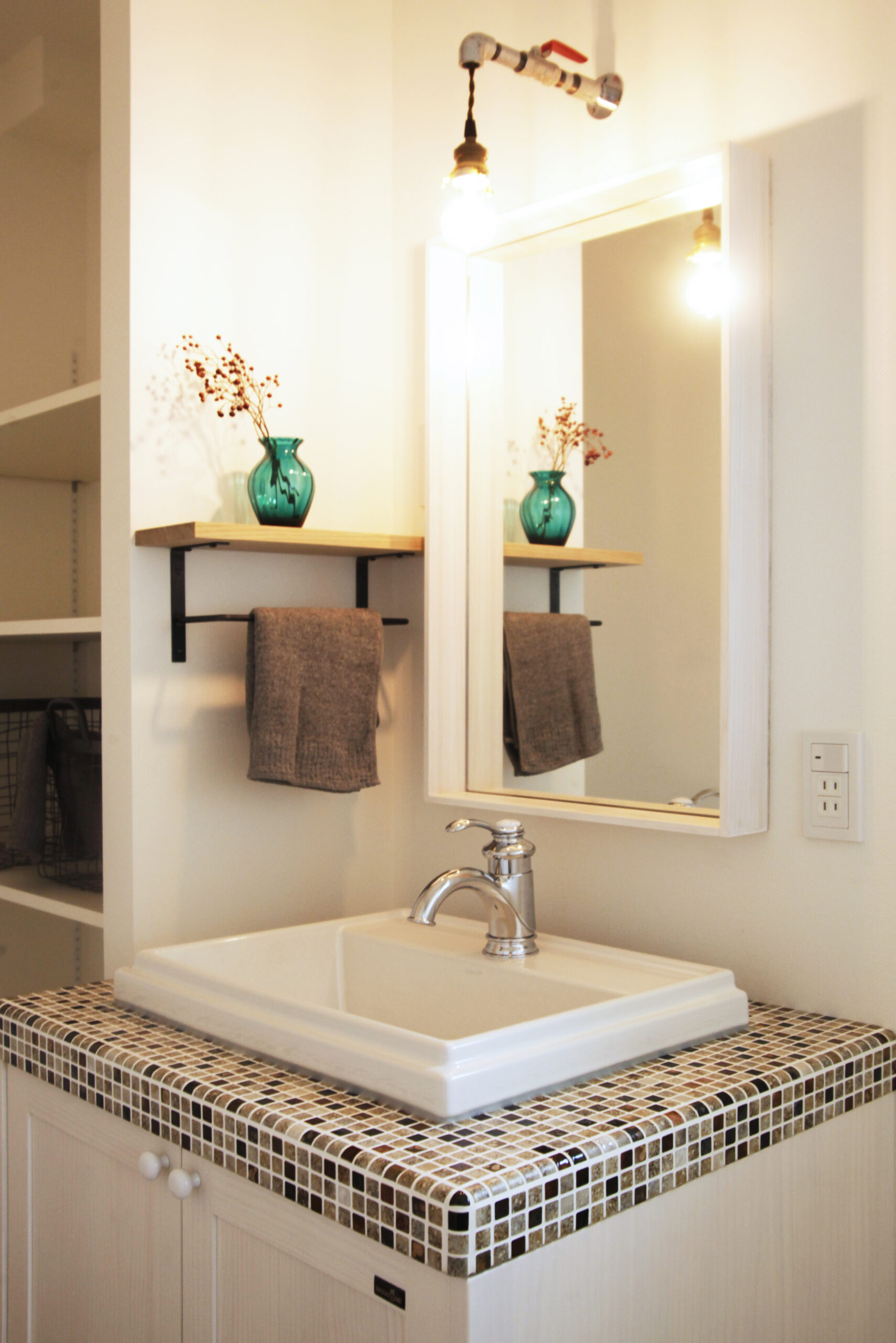 インナーガレージと中庭を備え、自然素材を取り入れたモデルハウスの施工例写真。