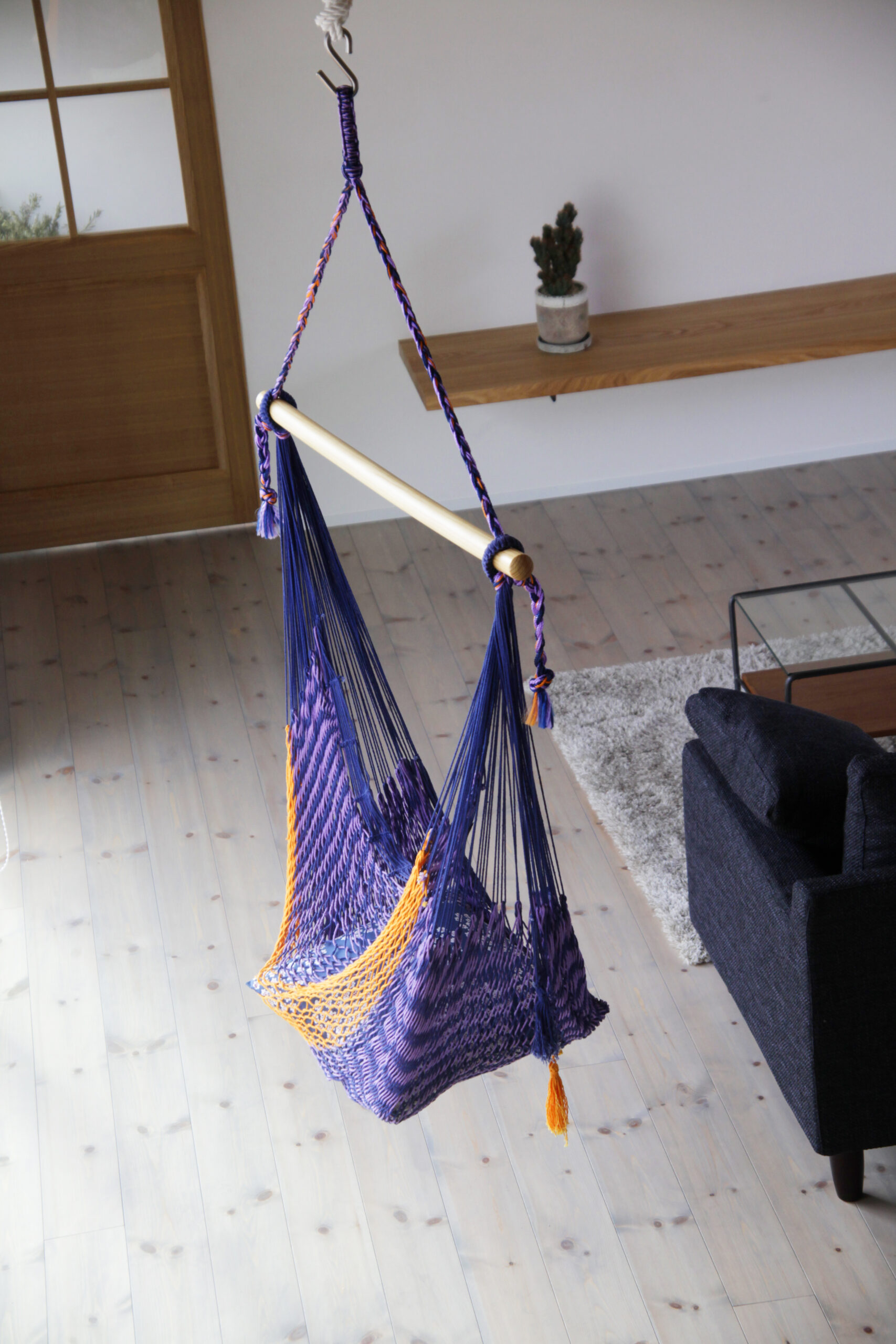 インナーガレージと中庭を備え、自然素材を取り入れたモデルハウスの施工例写真。