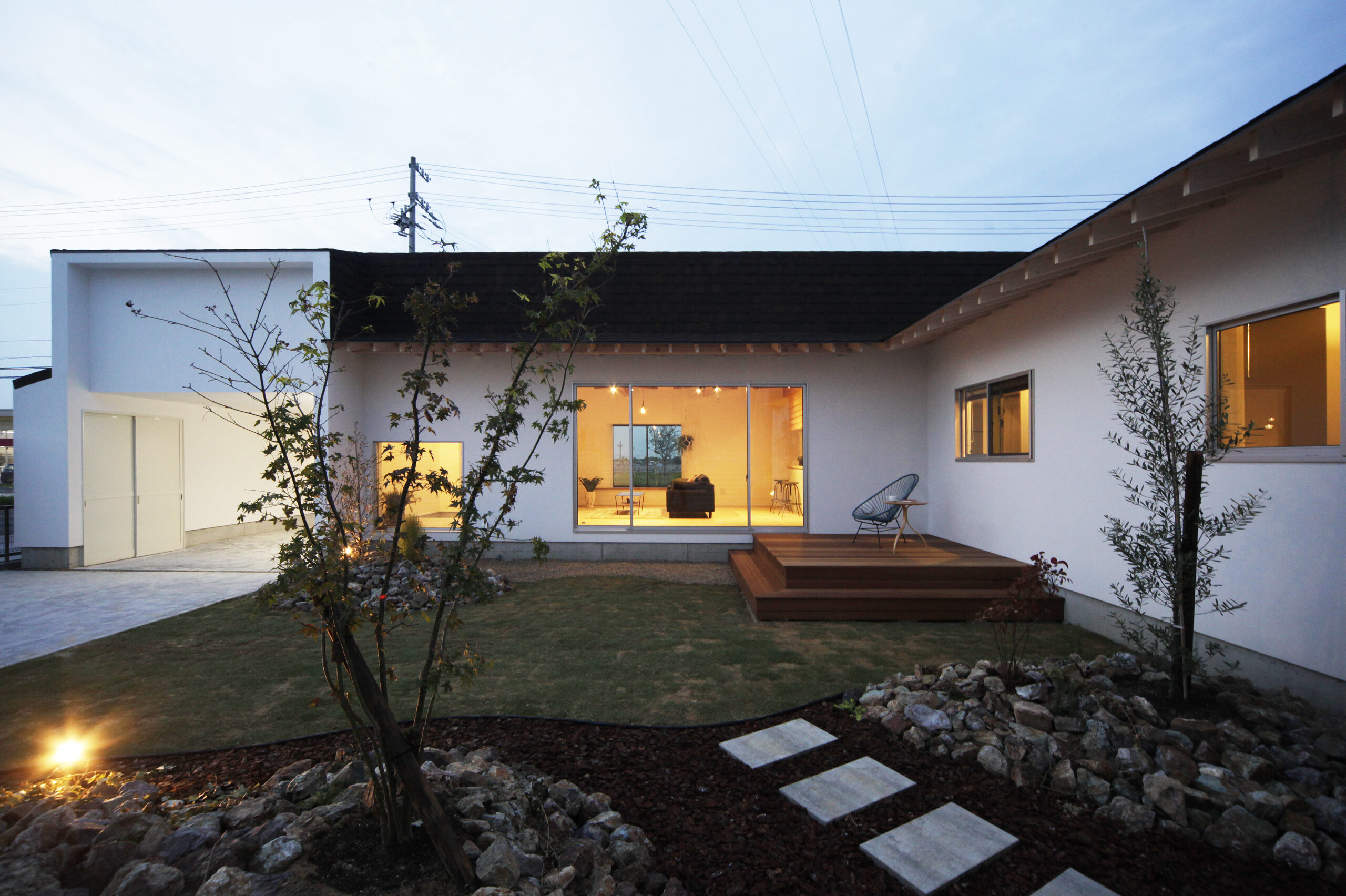 インナーガレージと中庭を備え、自然素材を取り入れたモデルハウスの施工例写真。