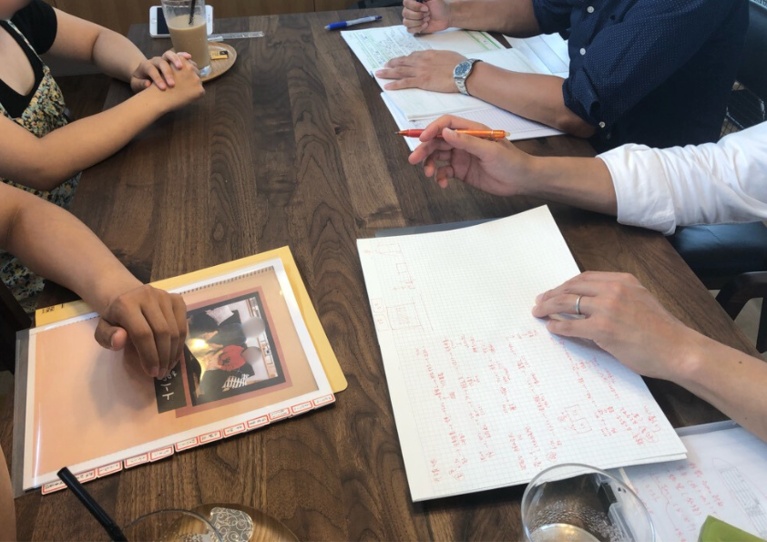 夢ノートを使って家づくりの希望や暮らし方を打ち合わせしている様子。建築家提案の準備段階を示す写真。