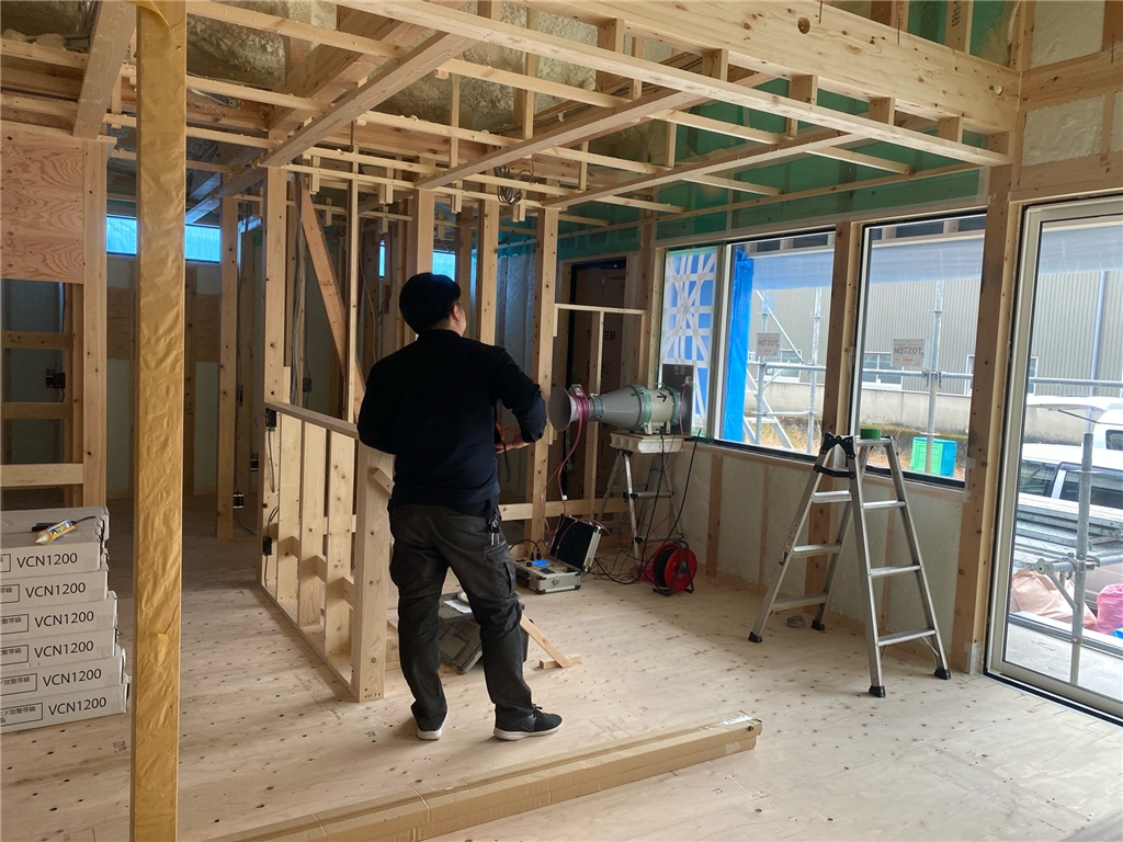 岐阜県の注文住宅で行った気密測定の様子。専用の測定機器を使って住宅のすき間量を確認している現場写真