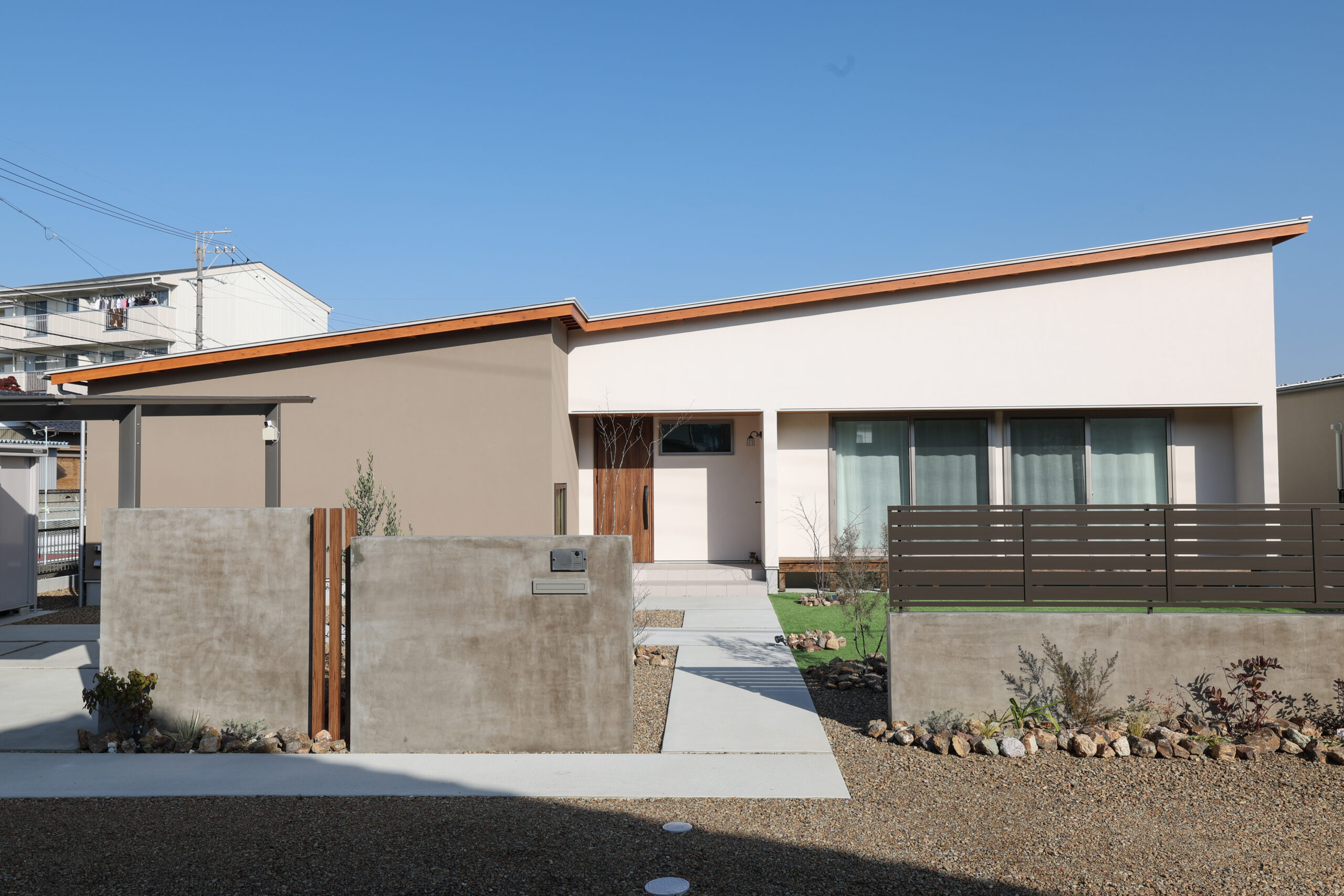 いろいろな居場所が連なる平屋の外観｜中庭とLDKがつながる岐阜市の住まい