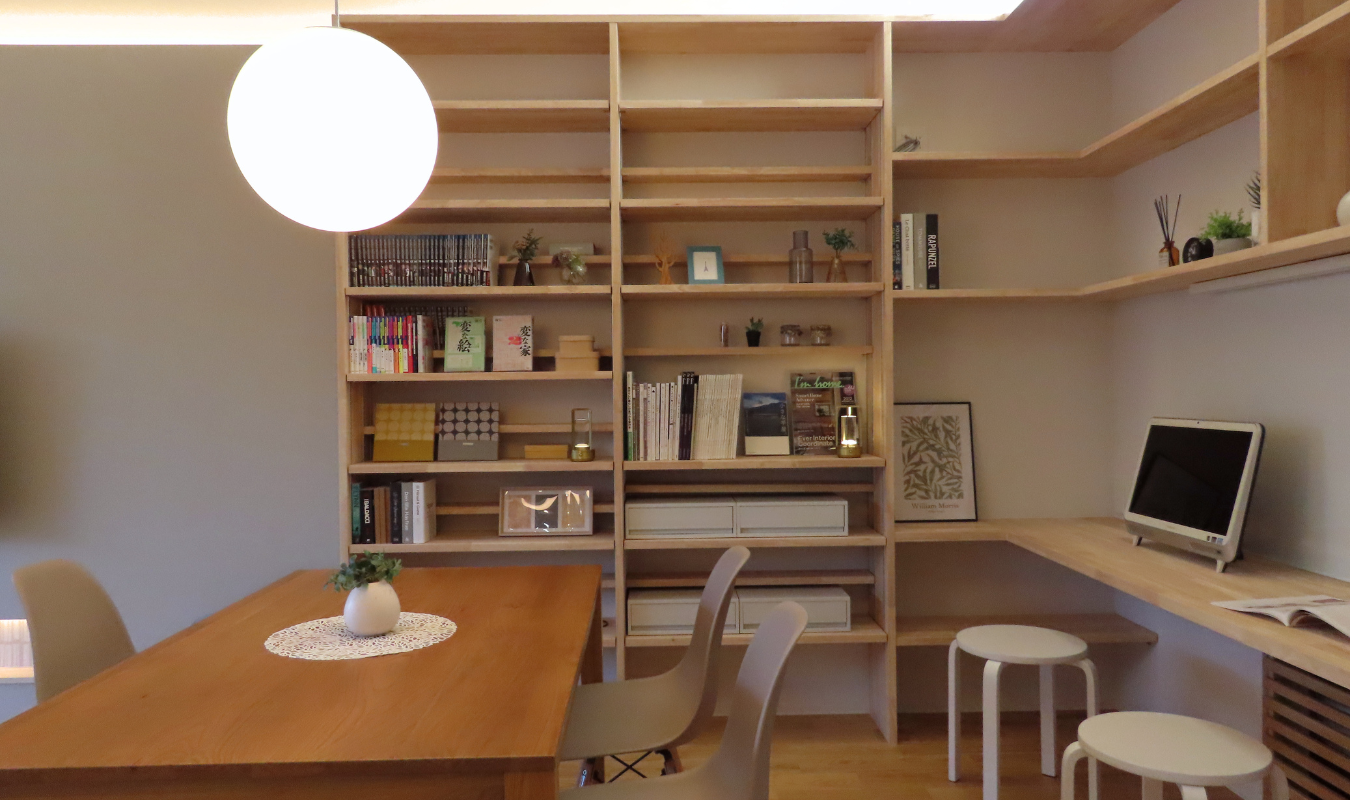 ダイニング横につくった造作本棚とワークスペースのあるおうち図書館｜趣味を楽しみたい人へ｜AVANTIHOMES施工事例